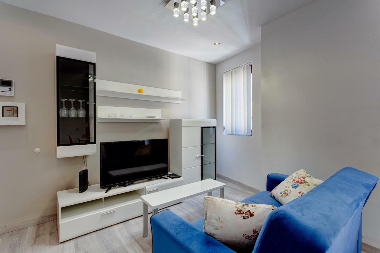 Modern Apartment Just Off The Promenade Слима Экстерьер фото
