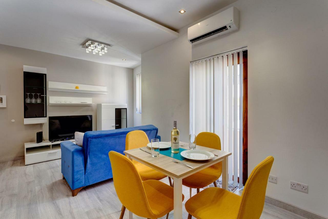 Modern Apartment Just Off The Promenade Слима Экстерьер фото