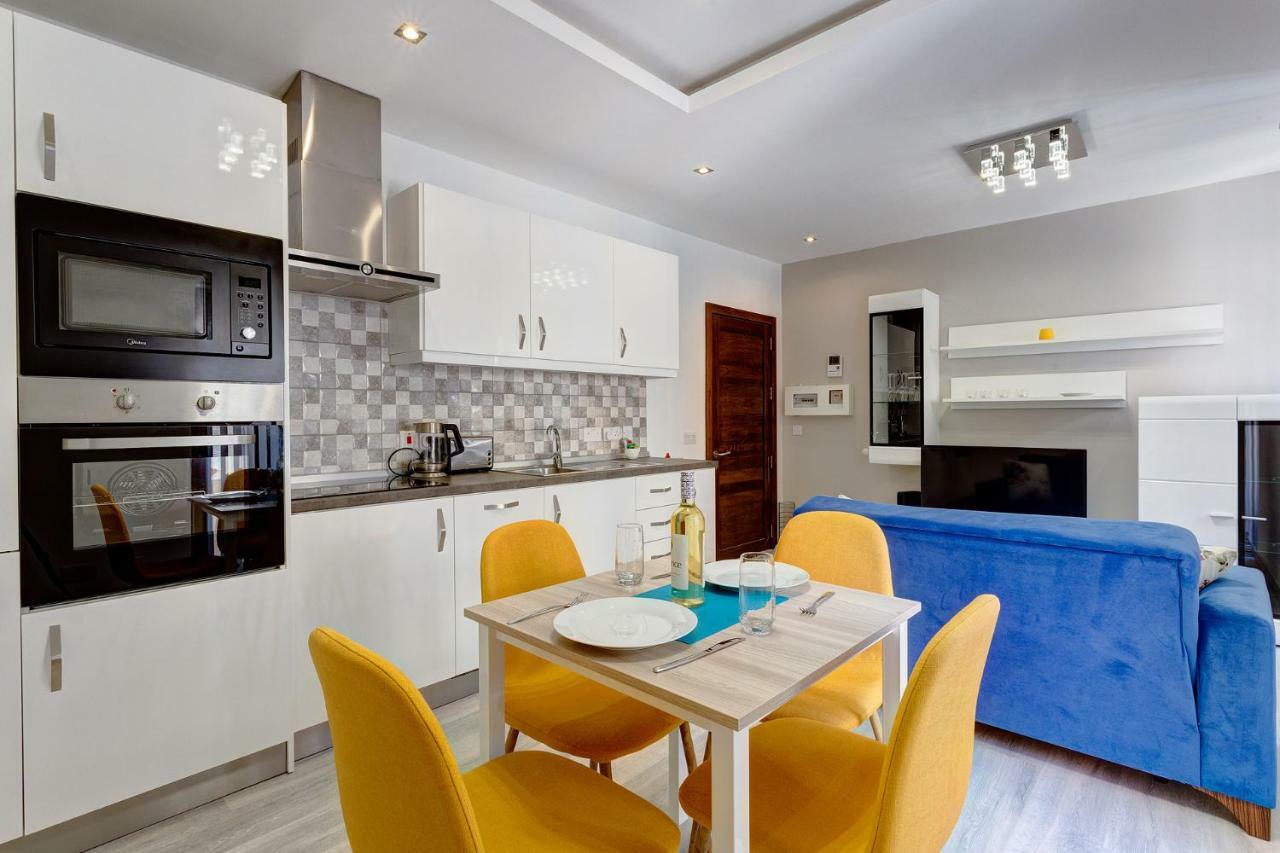 Modern Apartment Just Off The Promenade Слима Экстерьер фото