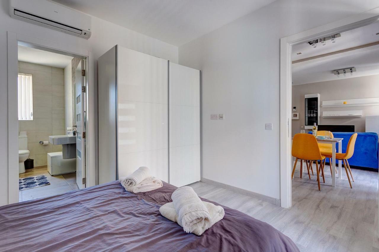 Modern Apartment Just Off The Promenade Слима Экстерьер фото